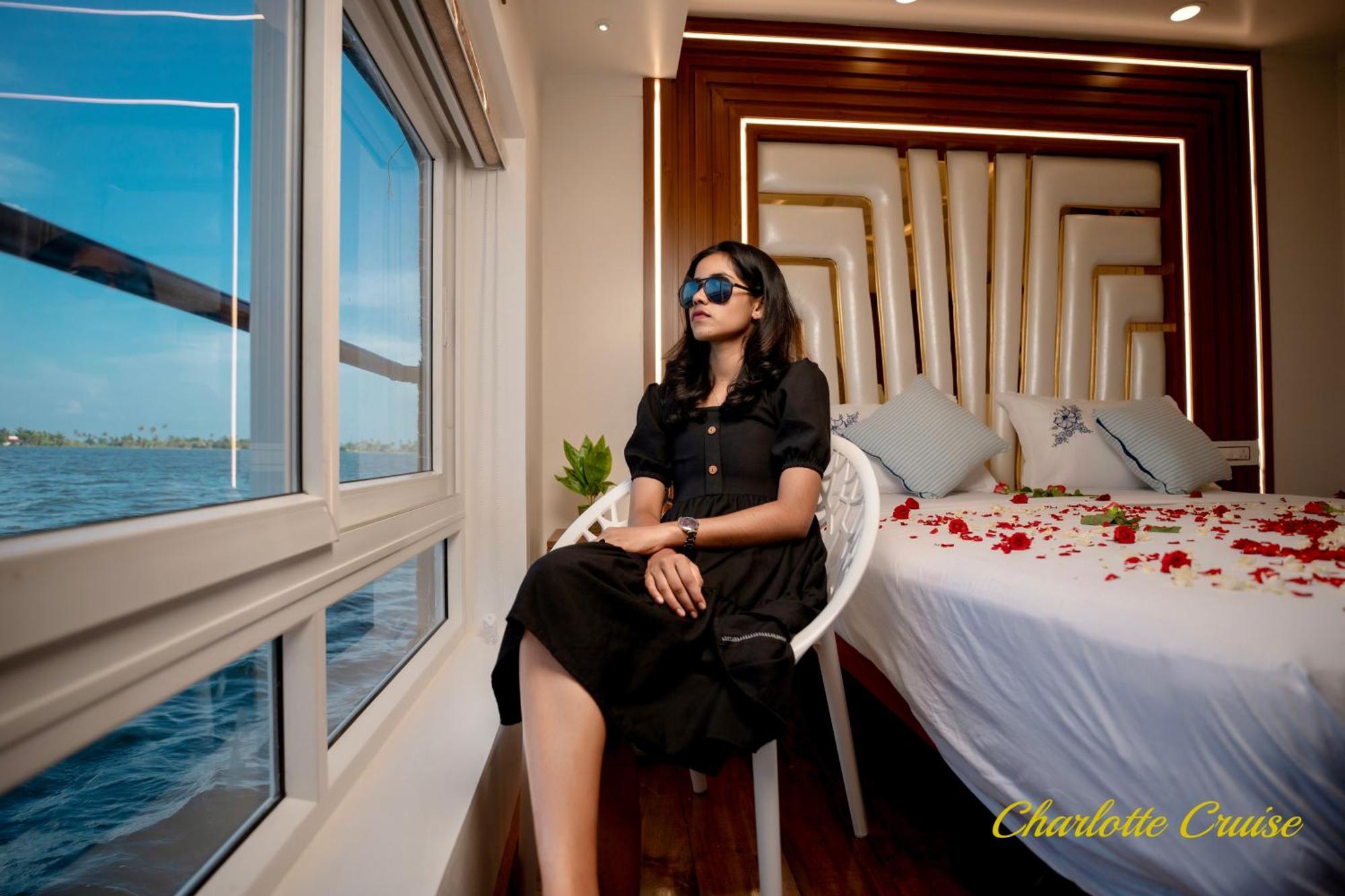 Charlotte Cruise House Boat Hotel Alappuzha Bagian luar foto